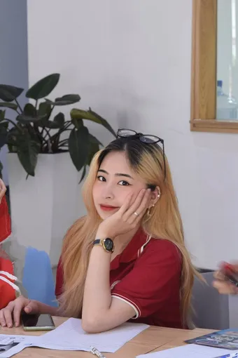 Nghiêm Quỳnh Mai ngồi làm việc tại bàn họp